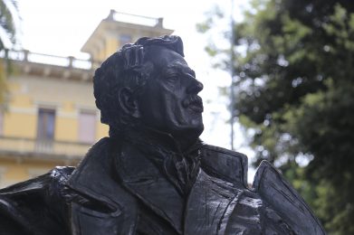 Primo piano del volto della scultura di Giacomo Puccini