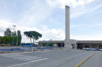 Fontana Mazzoni, con la stazione in secondo piano