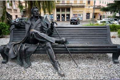 Monumento a Giacomo Puccini, statua su panchina