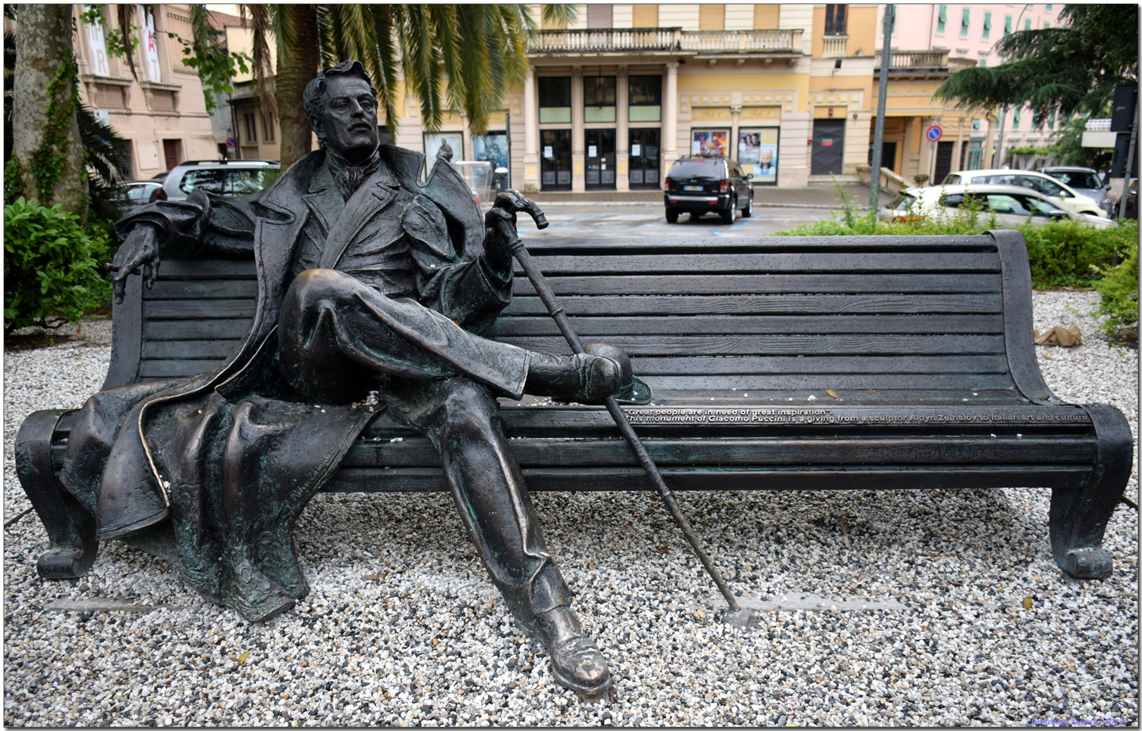 Monument to Giacomo Puccini, statue on a bench