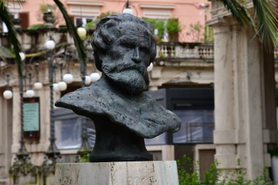 Busto dedicato a Giuseppe Verdi, collocato in Viale Verdi