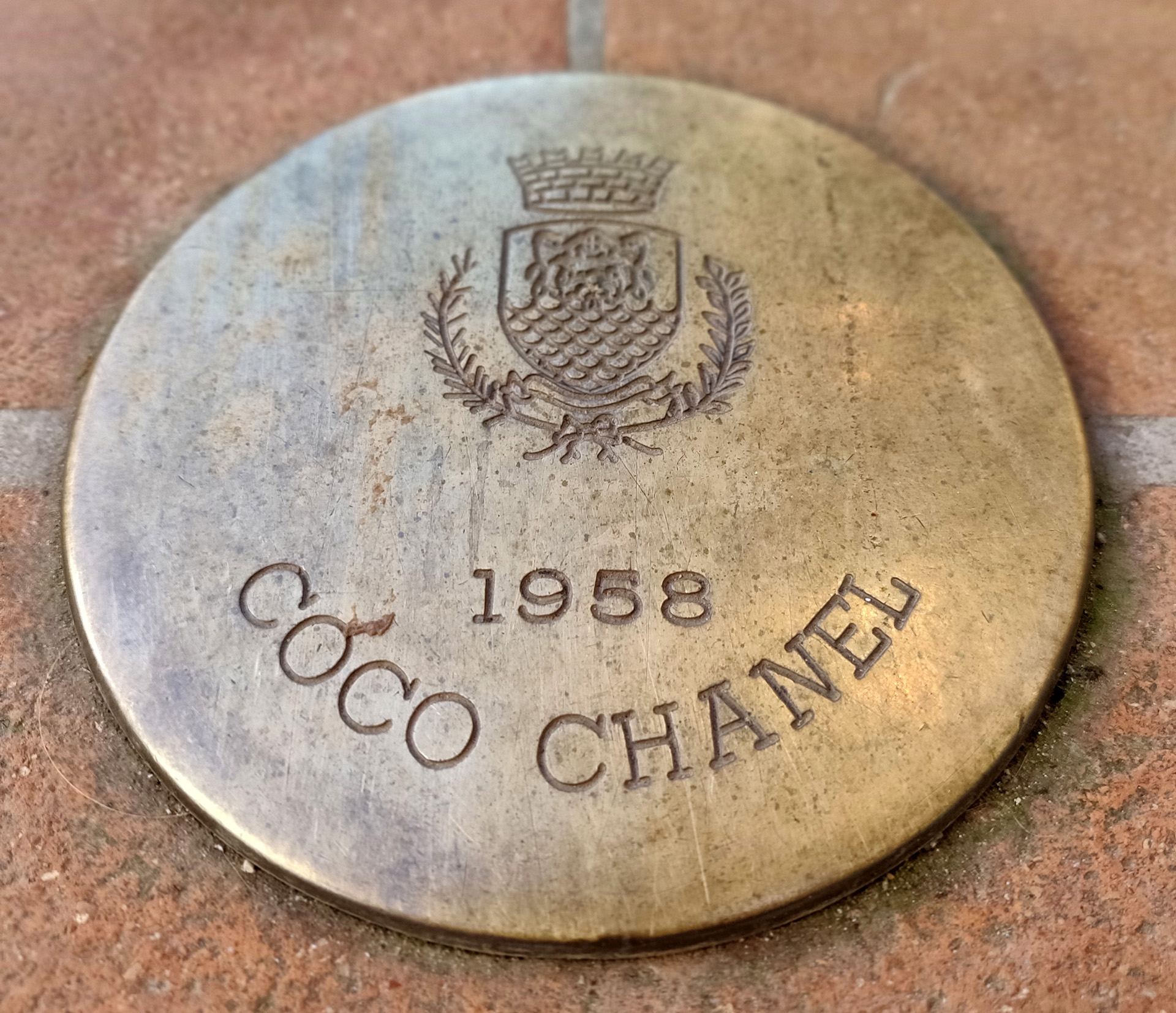 Placca dedicata a Coco Chanel