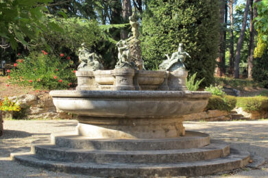 Fontana delle Naiadi nel parco delle Terme Tamerici